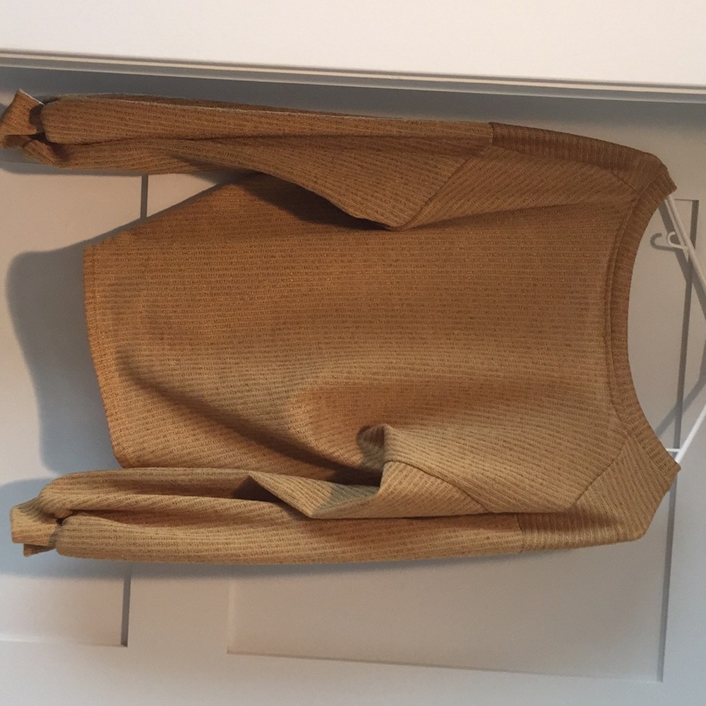 A sweater - Picture 2 of 3